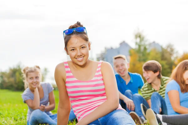 Asiática chica y amigos — Foto de Stock