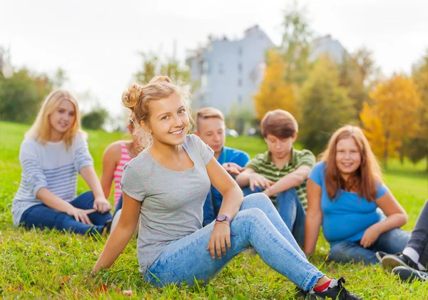 Smiling girl and friends — Stock Photo, Image