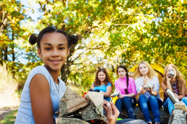 Ggirl anläggning kindling trä — Stockfoto