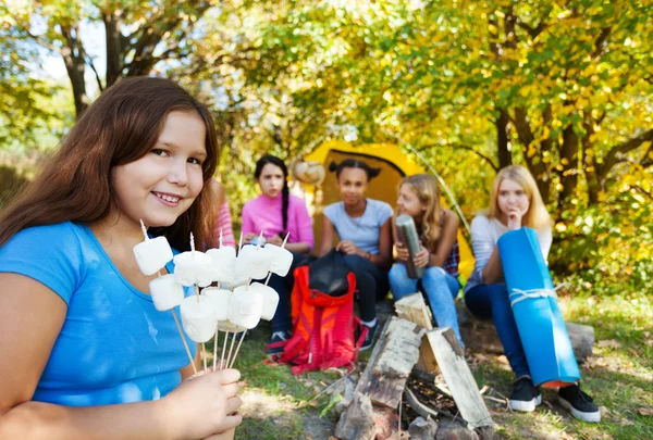 Ragazza che tiene bastoni con marshmallow — Foto Stock