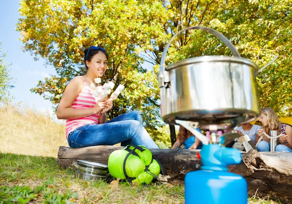 Ragazza che tiene marshmallow — Foto Stock