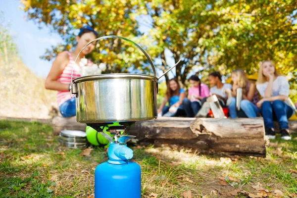 Pentola con bruciatore da campo — Foto Stock