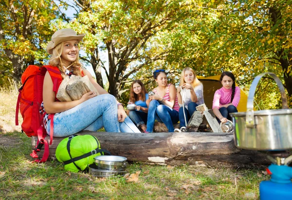 Blondes Mädchen mit brennendem Holz — Stockfoto