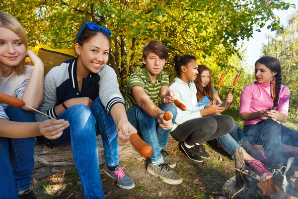 Jugendliche grillen Würstchen — Stockfoto