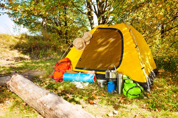 Hermoso camping con tienda, mochilas — Foto de Stock