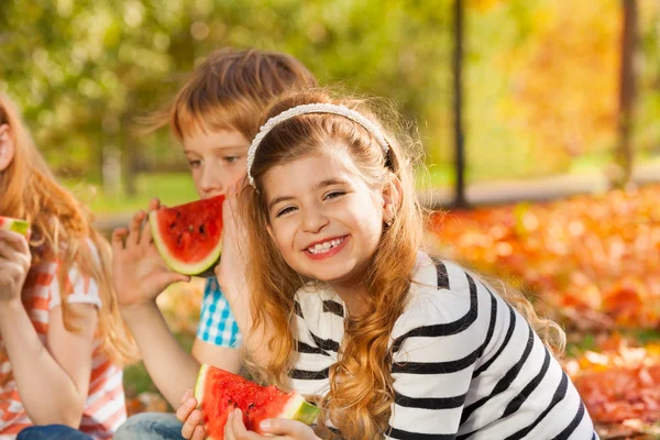 Vänner hålla vattenmelon — Stockfoto