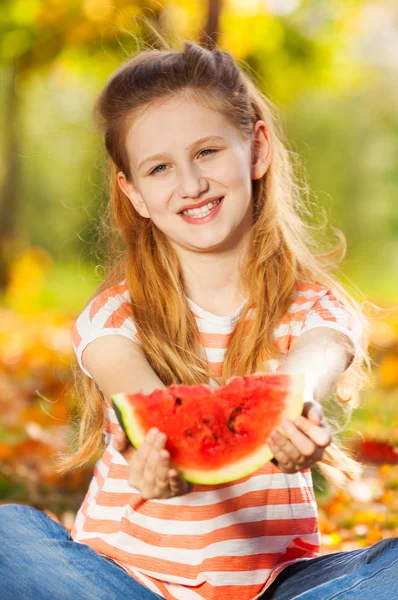 Portret van een meisje met watermeloen zitten — Stockfoto