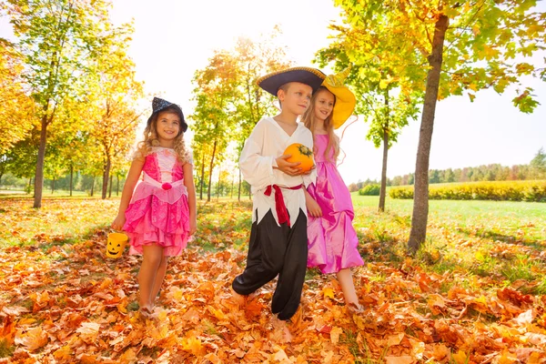 Дети в костюмах во время Хэллоуина — стоковое фото