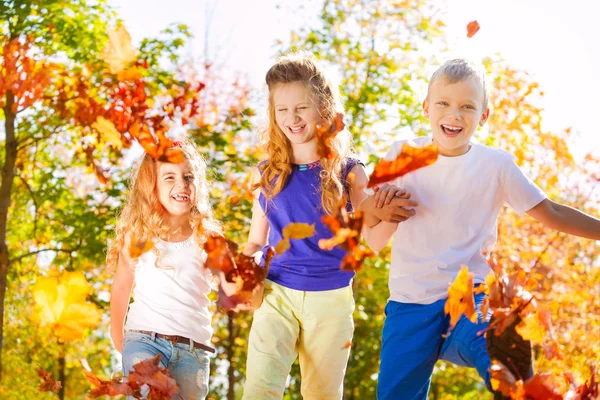 Laughing friends holding hands in the forest — Stock Photo, Image