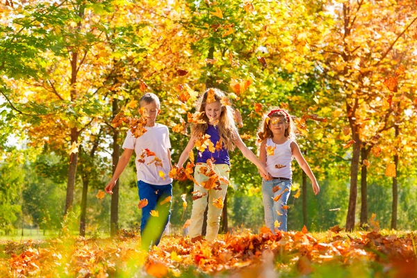 Flickor och en pojke spelar i skogen tillsammans — Stockfoto