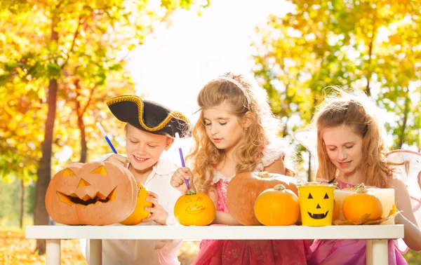 Kinderen tijdens Halloween pompoenen crafting — Stockfoto