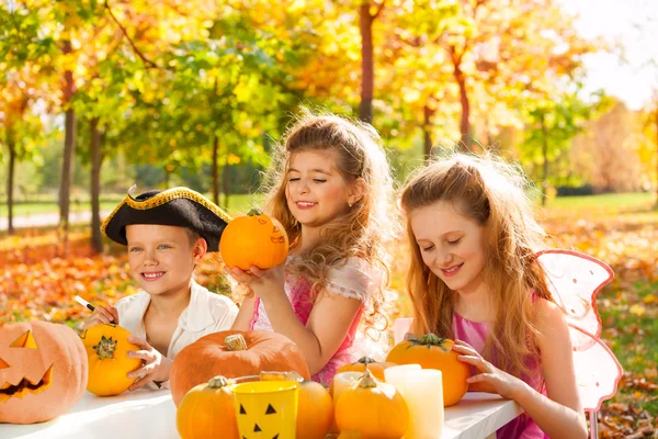 Kinderen tijdens Halloween pompoenen crafting — Stockfoto