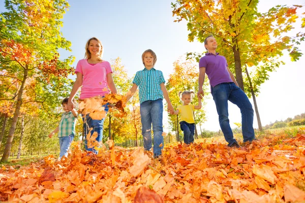 Familia caminando juntos tomados de la mano — Foto de Stock