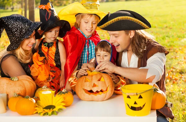 Family craft together Jack-O'-Lantern from pumpkin — Stock Photo, Image