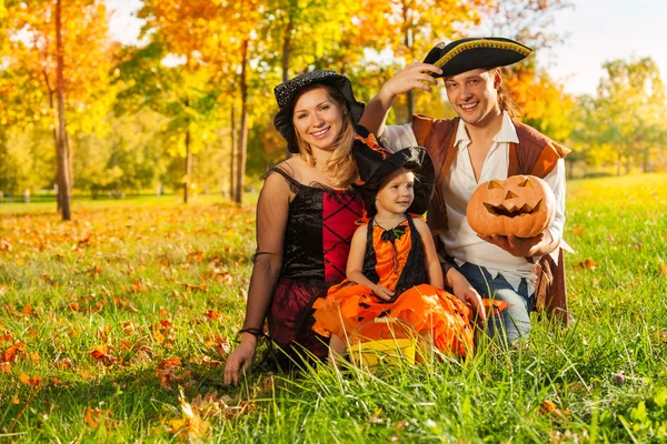 Familie in Halloween-kostuums — Stockfoto