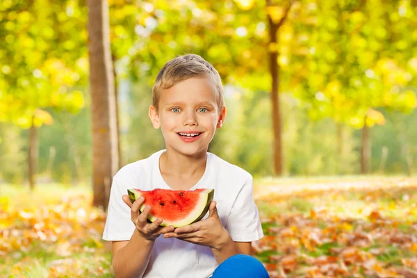 Boy holds watermelon — Stockfoto