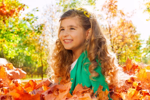 Menina close-up vista em folhas douradas — Fotografia de Stock