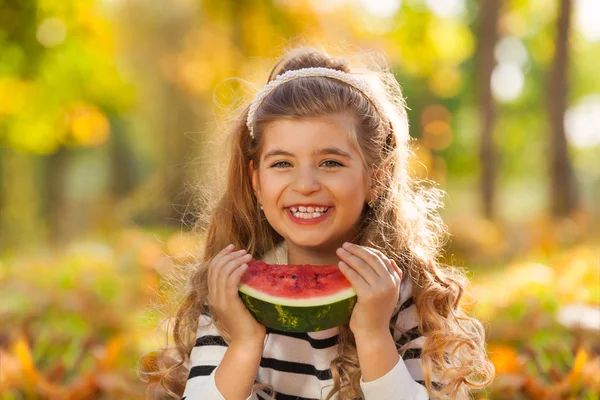 Meisje bedrijf watermeloen — Stockfoto