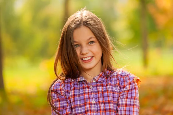 Fille dans le parc d'automne — Photo