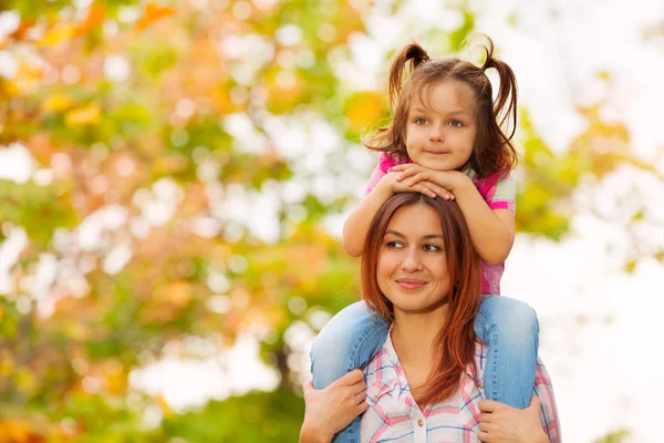 Mutter trägt kleines Mädchen auf Schultern — Stockfoto