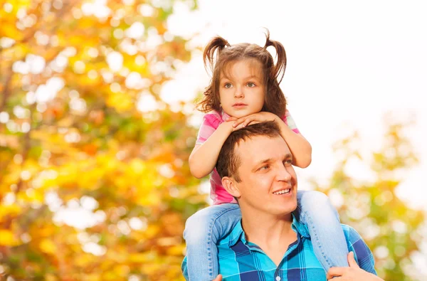 Father and little daughter on shoulders — Stock Photo, Image