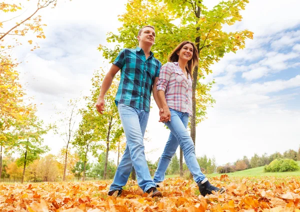 Passeggiata per coppie di adulti nel parco — Foto Stock