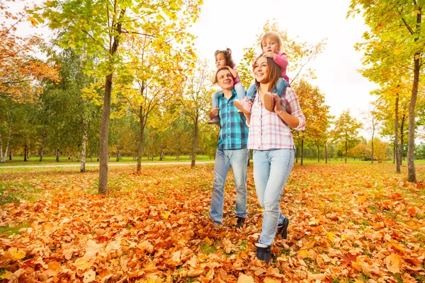 Madre e padre portano piccole figlie — Foto Stock