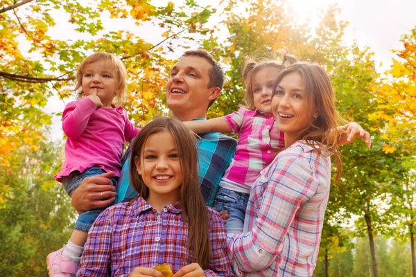 Familie in herfstpark — Stockfoto