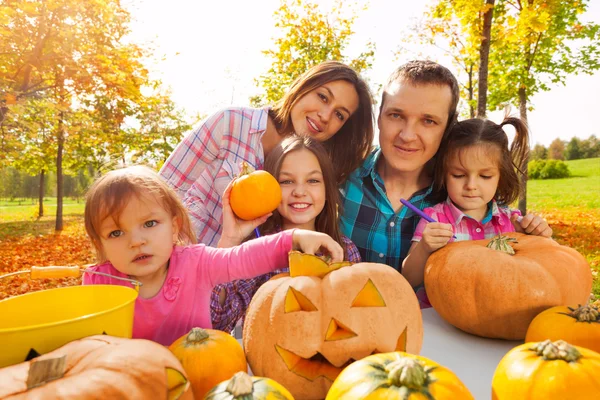 Rodinné řezbářské dýně na Halloween — Stock fotografie