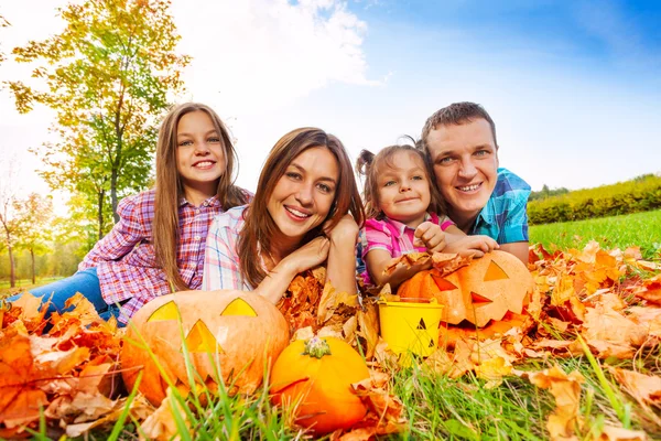 Mom dad and daughters with Halloween pumpkins — Stock Photo, Image