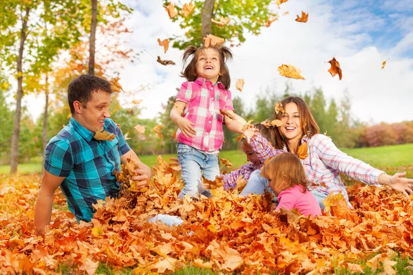 Family  in autumn park — Stock Photo, Image