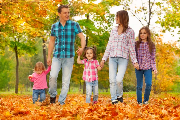 Familj i höstparken — Stockfoto