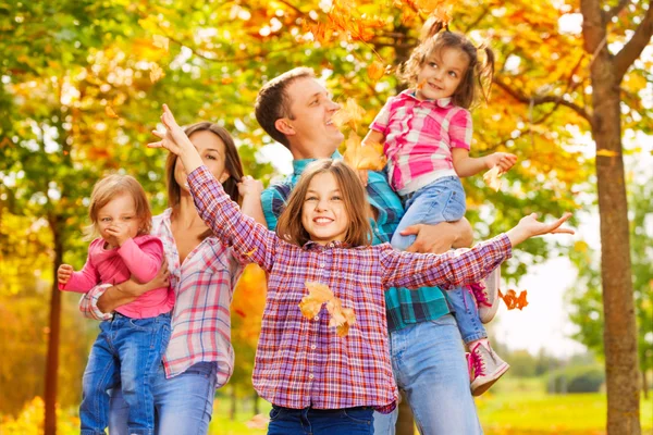 Familia en el parque de otoño — Foto de Stock