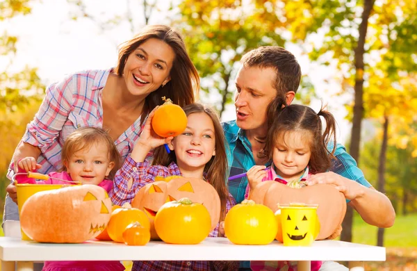 Die ganze Familie macht sich bereit für Halloween im Garten — Stockfoto