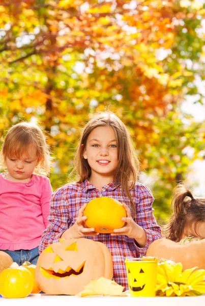 Hermanas cueva calabazas de Halloween en el jardín — Foto de Stock