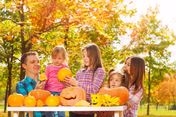 Familia con tres niños se preparan para Halloween —  Fotos de Stock