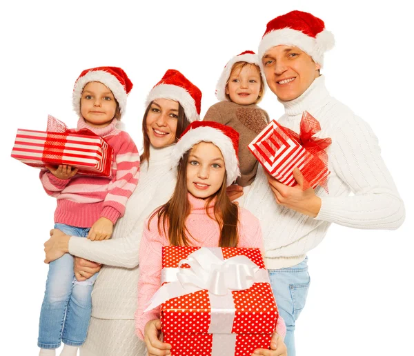 Famiglia tenere Regali di Capodanno — Foto Stock