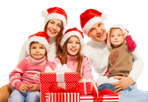 大家族，在圣诞老人的帽子与礼物 — 图库照片