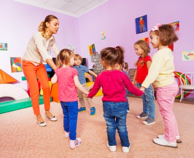 Küçük çocuklar ve öğretmen neşeli
