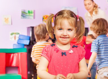 arka plan üzerinde kız ve çocuk grubu