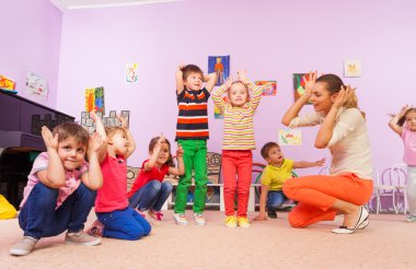 Çocukların kulakları yapmak öğretmen sonra tekrar