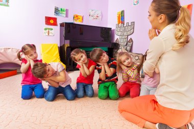 Çocuklar öğretmen ile oyun oynamak