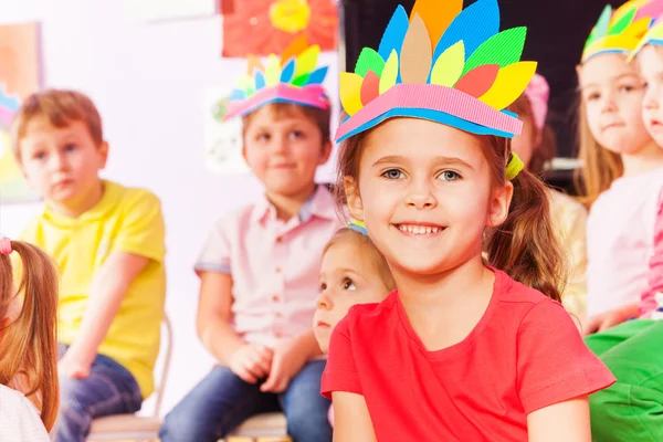 Glückliches kleines Mädchen mit handgemachter Kopfbedeckung im Unterricht — Stockfoto