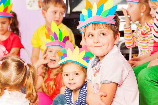 Porträt eines kaukasischen Jungen, der mit Kindern in der Gruppe sitzt — Stockfoto