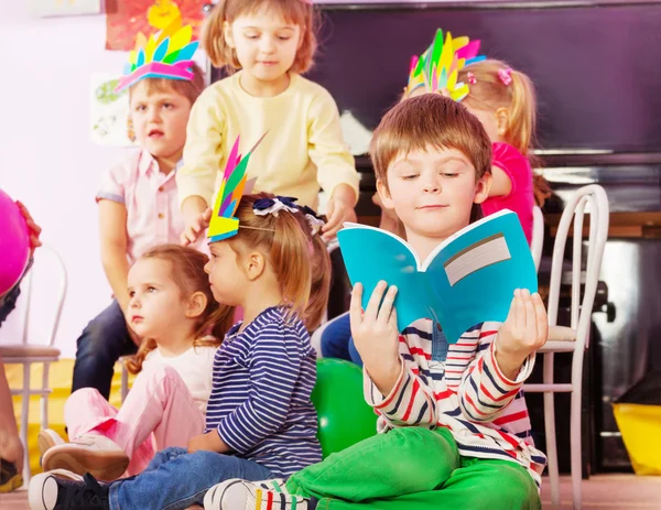 男孩学会了阅读在幼儿园班 — 图库照片