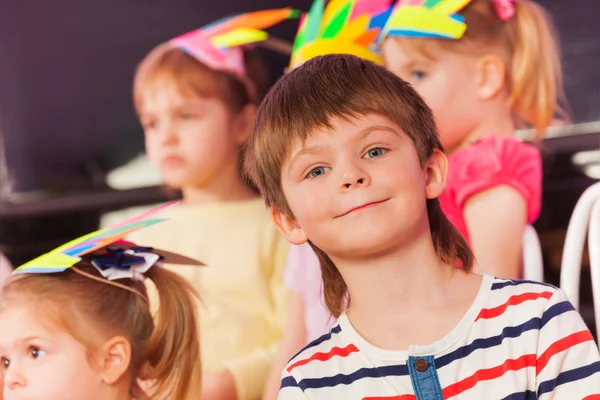Portret uśmiechający się dziwić mały chłopiec w klasie — Zdjęcie stockowe