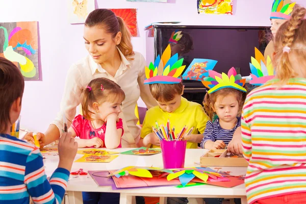 Insegnante e gruppo di bambini in classe artigianale — Foto Stock