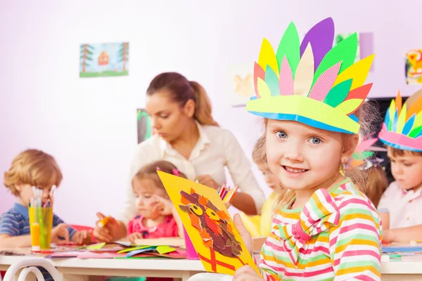 幼稚園クラスで彼女の工芸品を持つ少女 — ストック写真