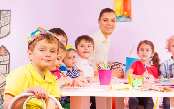 Kids on craft class with mates and teacher — Stock Photo, Image