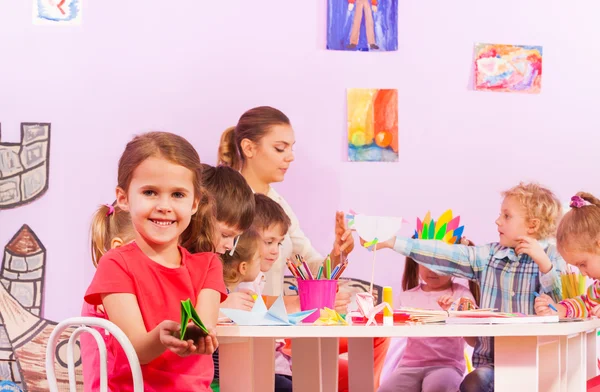 Grupo de crianças em classe pré-escolar origami — Fotografia de Stock